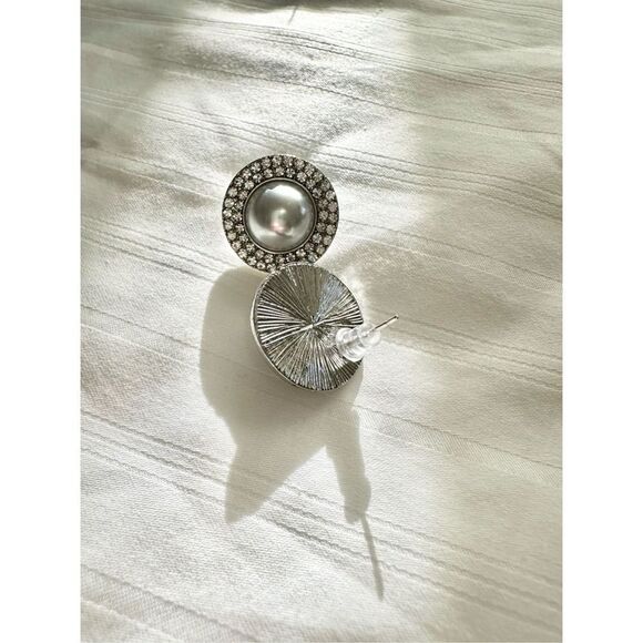 Elegant white pearl sparkly round old money style stud earrings - Picture 2 of 3